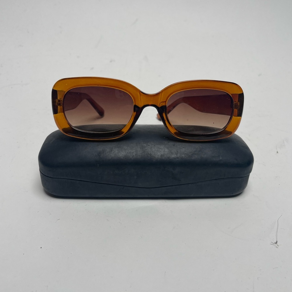 Super cute Rectangle Sunglasses in brown with light brown tinted lenses!